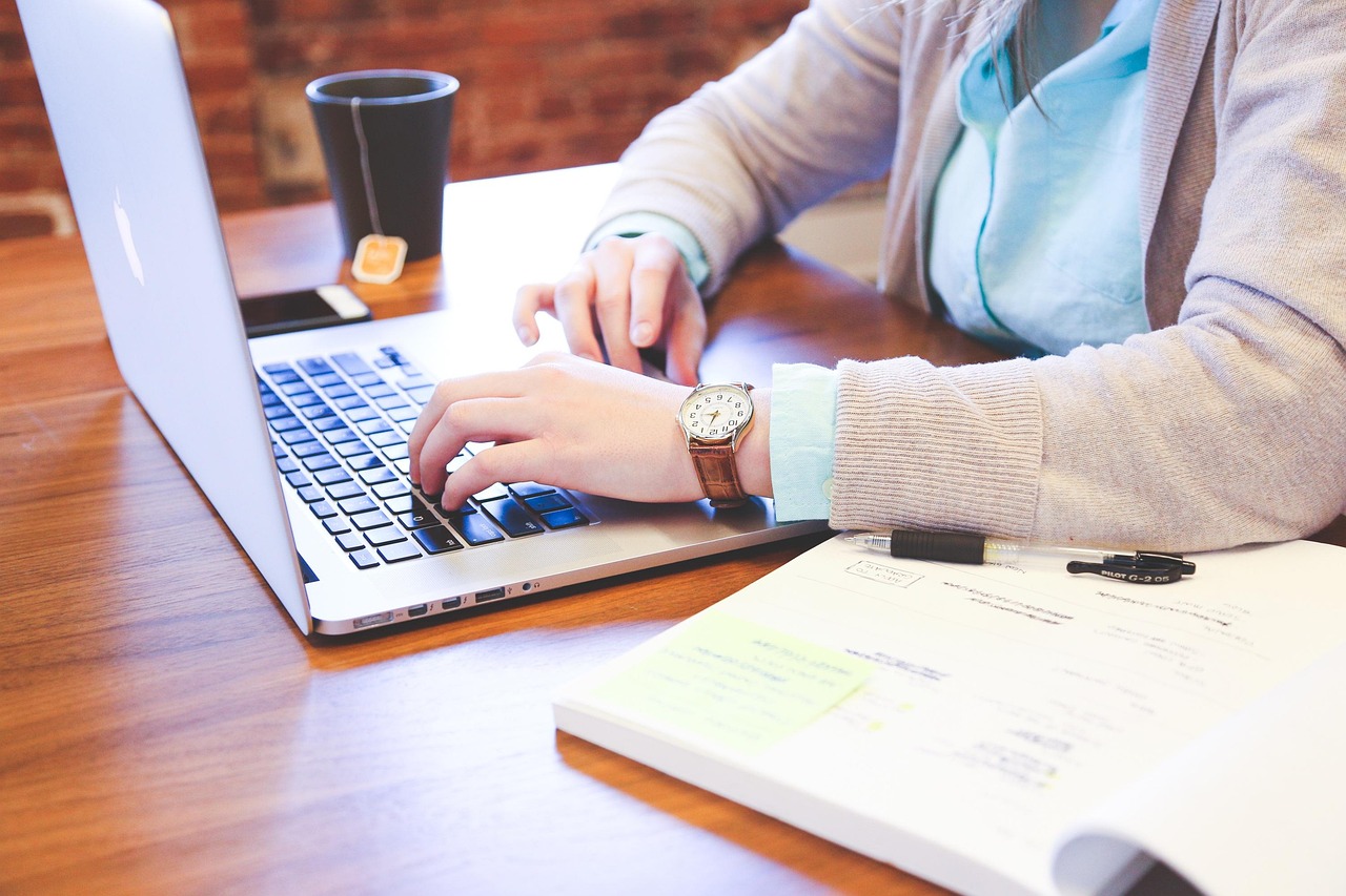 Online Courses Explained: Formats, Platforms & Study Approaches